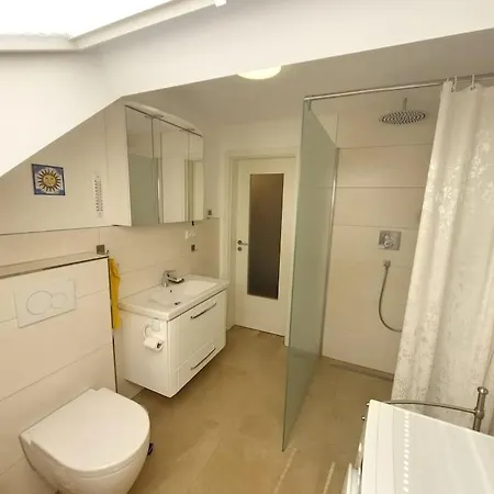 Grosse, Helle Mit Sonnigem Balkon