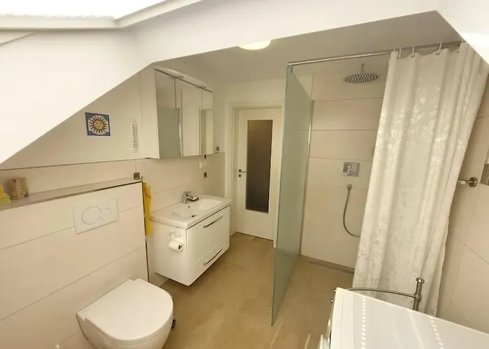 Grosse, Helle Mit Sonnigem Balkon