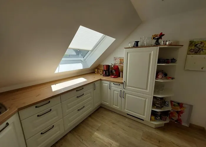 Grosse, Helle Mit Sonnigem Balkon